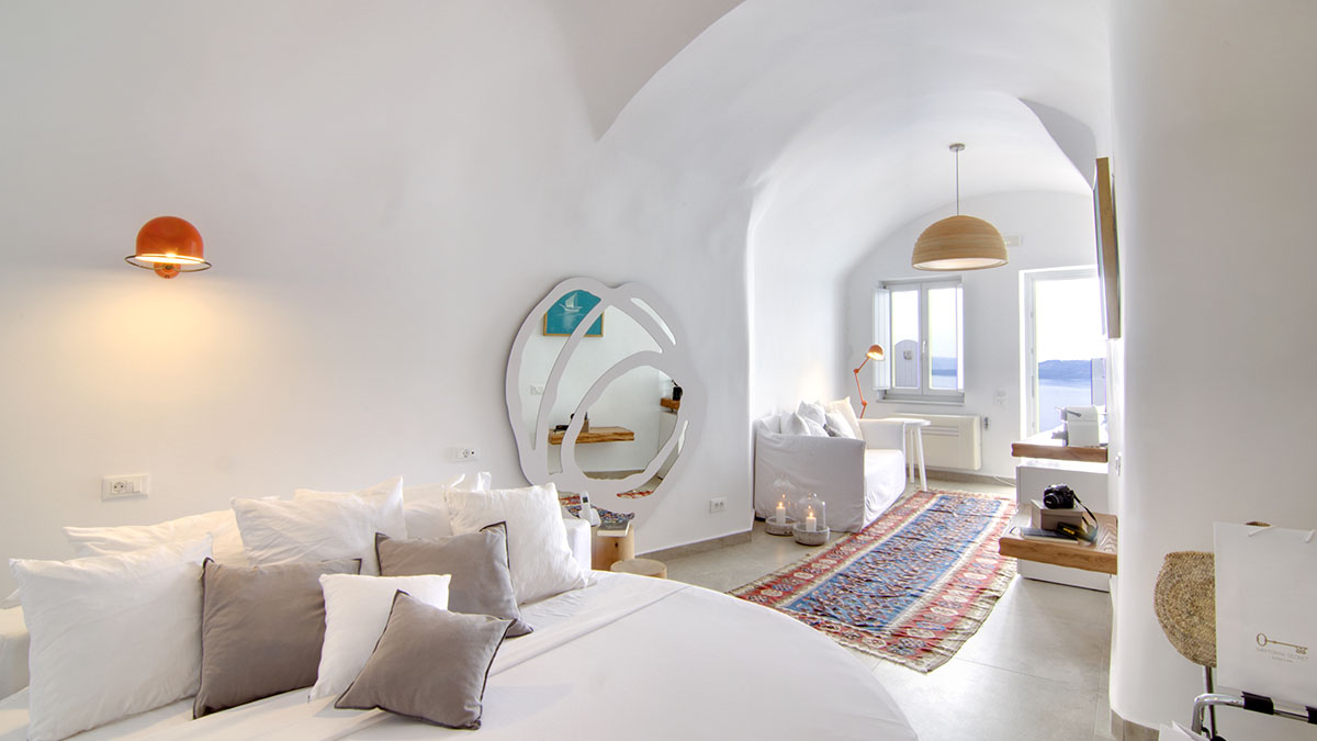 Honeymoon Suite with Private Heated Pool & Caldera View